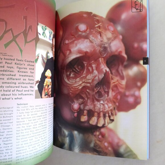 NEW 2006 PLAY TIMES URBAN VINYL DESIGN TOY MAGAZINE SOFT COVER BOOK - Picture 12 of 13